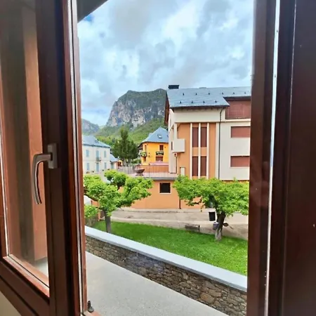 Refugio Pirenaico En * إسكارييا
